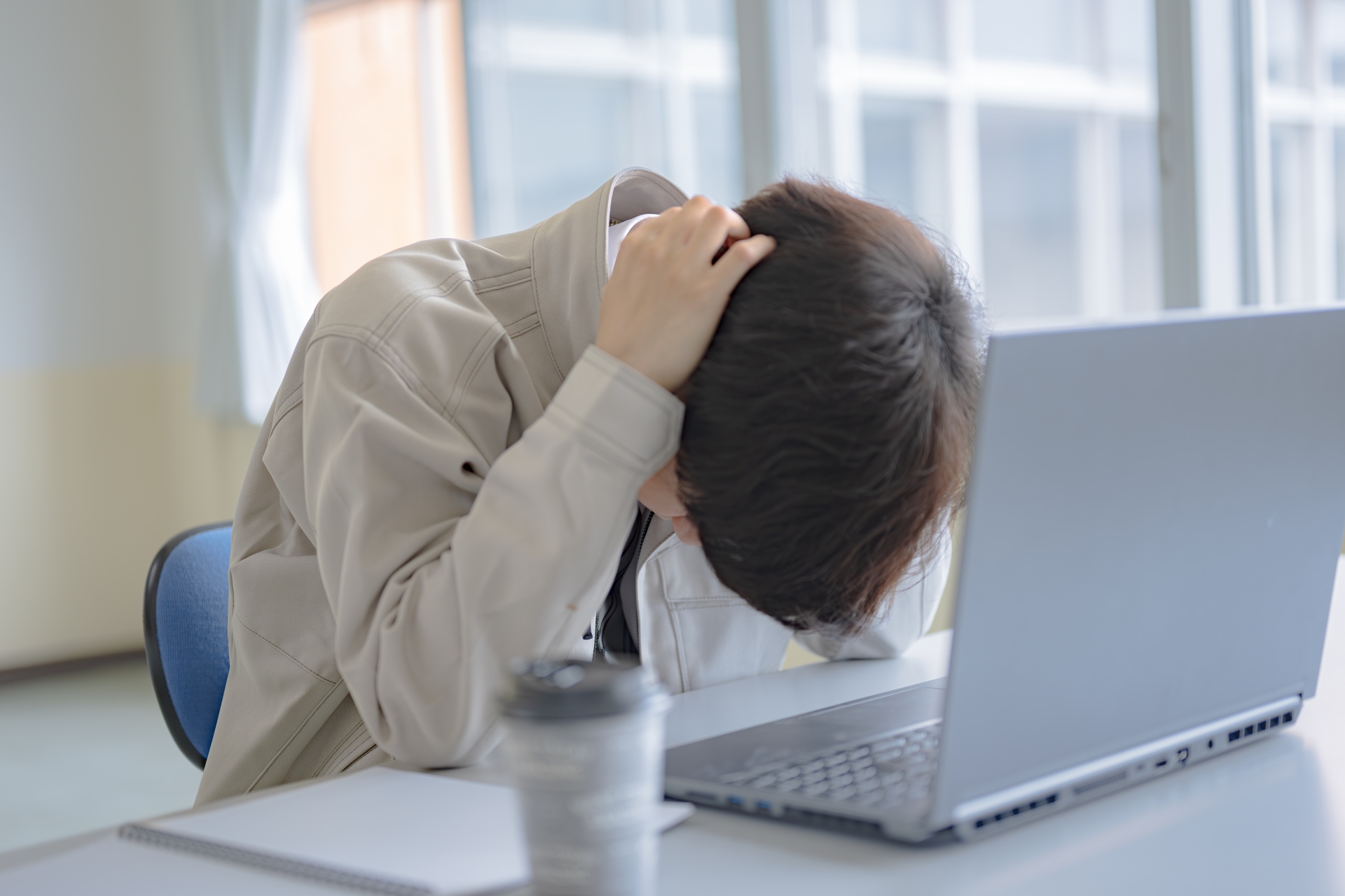 シール貼り作業を社内対応する際に起きやすい課題